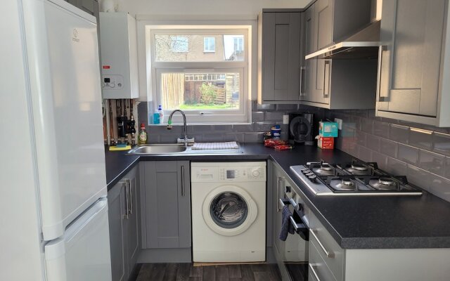 Lovely 2-bed Fully Refurbished House in London