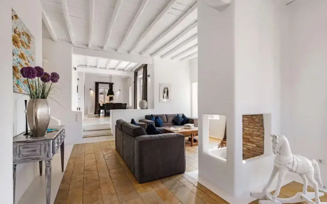 Stunning Villa Surrounded by Lush Greenery