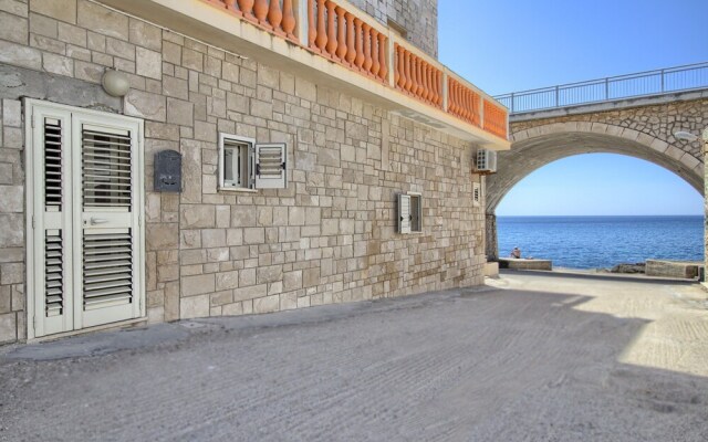 Lo Scalo, Front sea House