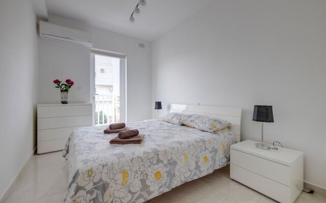 Spacious Apartment Steps to the Promenade