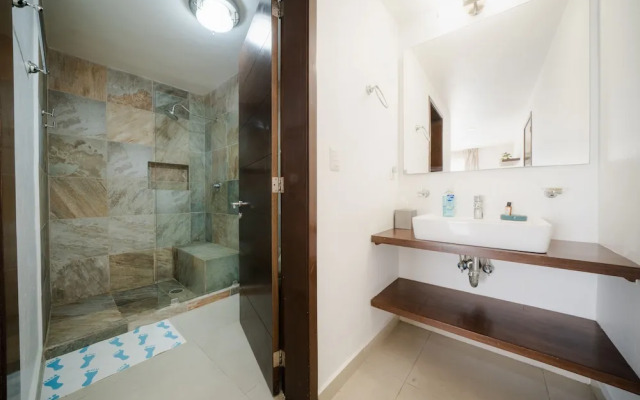 2 BR PH with Jacuzzi near to the Beach