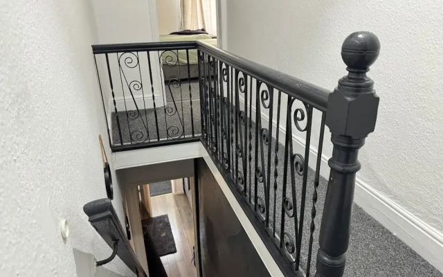 Manchester - House - Sleeps 6 - Parking - Garden