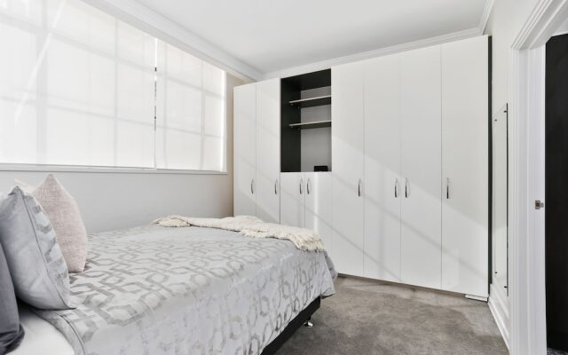Renovated Apt with huge deck & car park