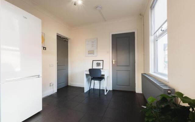 6 bed Residential home with Parking