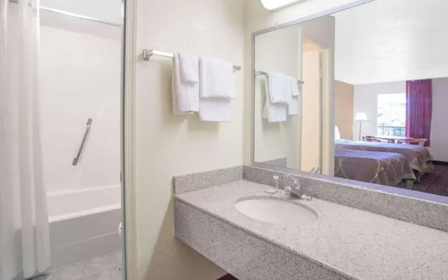 Super 8 Williamsburg Pottery