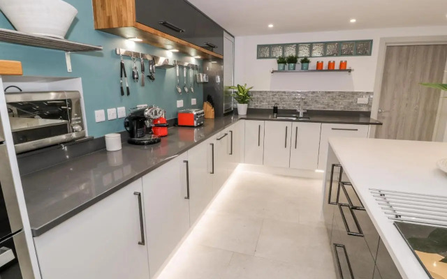 Capel Mawr, Basement 19