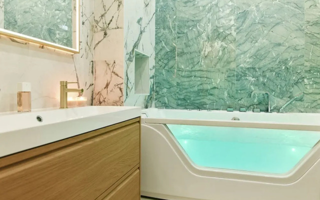 Lavie Maison Central Marais AC Hot Tub