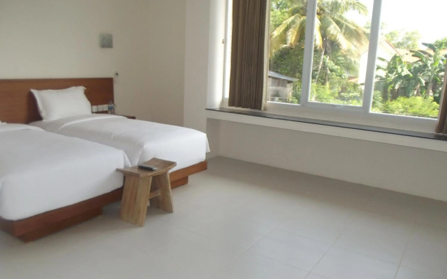 L Bajo Hotel