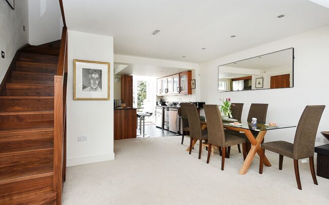 Stylish 2BR Home in Notting Hill