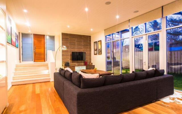 Arthouse, beach 200m, kids TV area, air-con