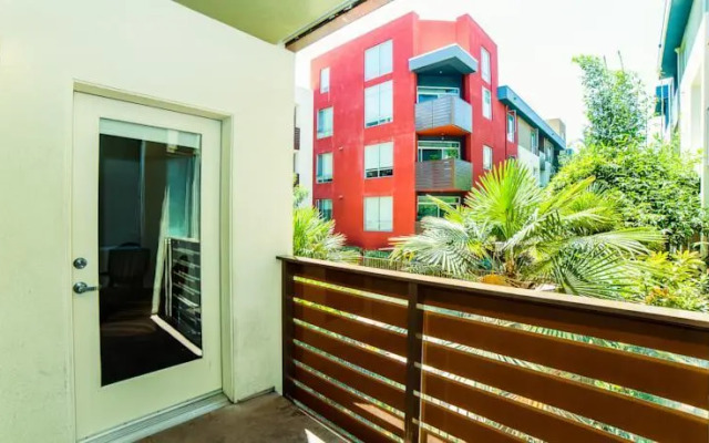 The Hollywood Sunny Apartment