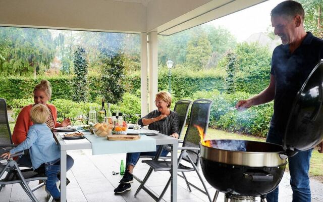 Detached Villa with Outdoor Fireplace near Veluwe