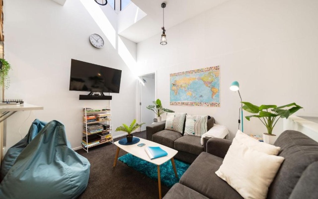 Central, Modern Loft Style Home - 2 Min walk from Town – Hotel Rooms – Queenstown