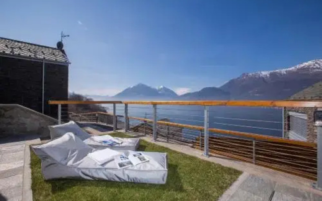 Riva Bellano Camelia