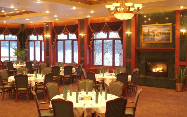 Pike's Waterfront Lodge