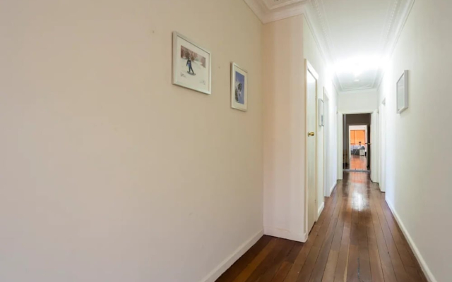 Comfortable 2 Bedroom Home in Trendy Victoria Park