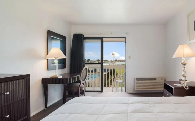 Rodeway Inn at Somers Cove Marina