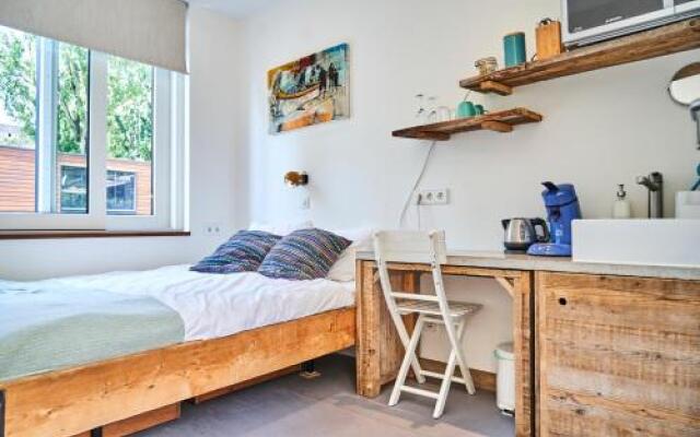 Private studio on houseboat in the centre!
