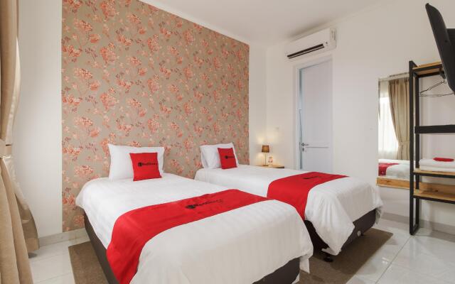 RedDoorz Plus near Exit Toll Puncak 2