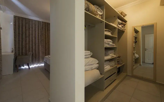 Four Seasons Villa 1