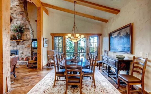 Hatari Lodge 5 Bedroom Home by RedAwning