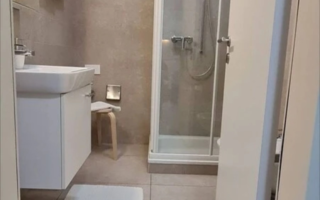 "central Brand New Apartment With Private Parking"