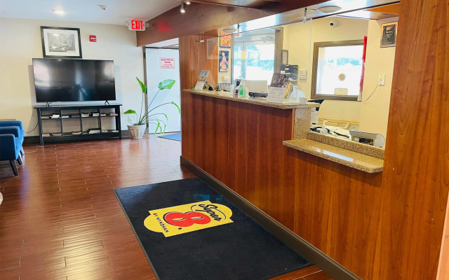 Super 8 by Wyndham Gloucester