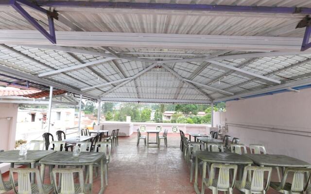 OYO 13807 Hotel Gurupriya