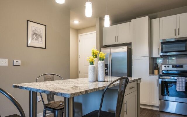 Baymeadows 2 BR Apt by Frontdesk