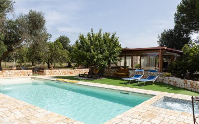 Trullo Nonna Netta con Piscina Idromassaggio e Area Giochi