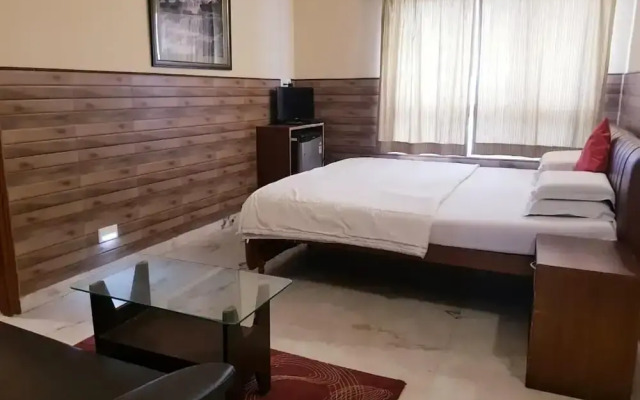 Malik Court by OYO Rooms