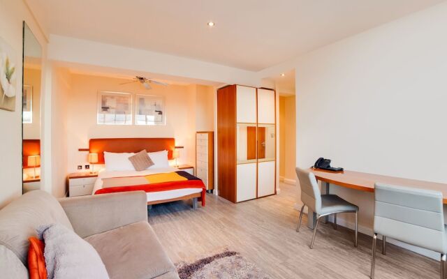 Captivating Studio in London With Jacuzzi