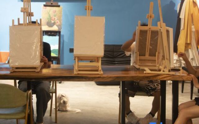 Sanya Yomovo – Bridge House Art Inn