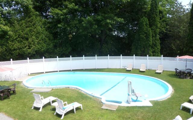 Claddagh Motel & Suites