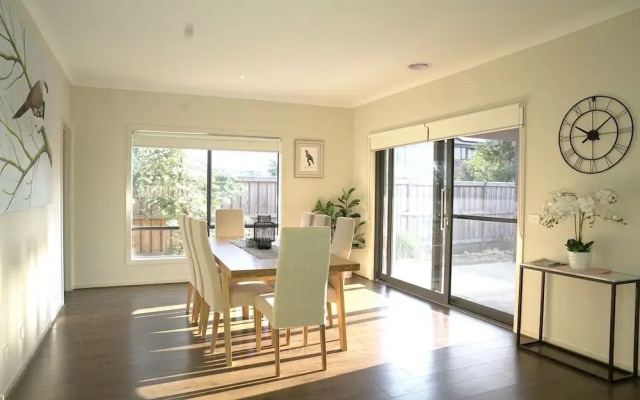 Modern 6BRM House Big Group at Pakenham