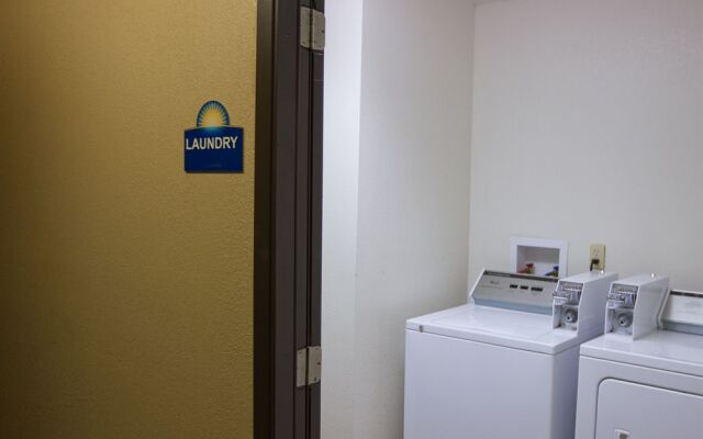 Greenlight Inn & Suites