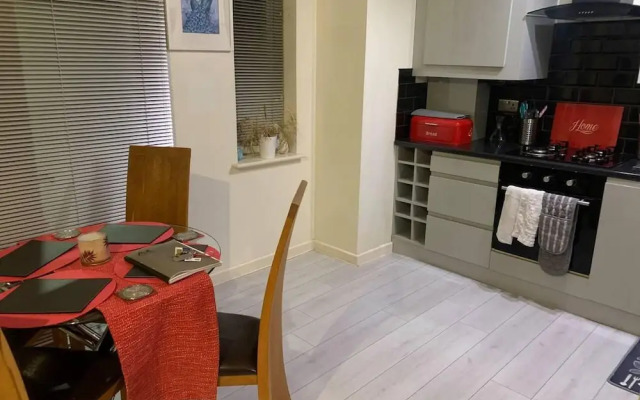 Lovely 2-bed Apartment in Wallasey, Sleeps 4