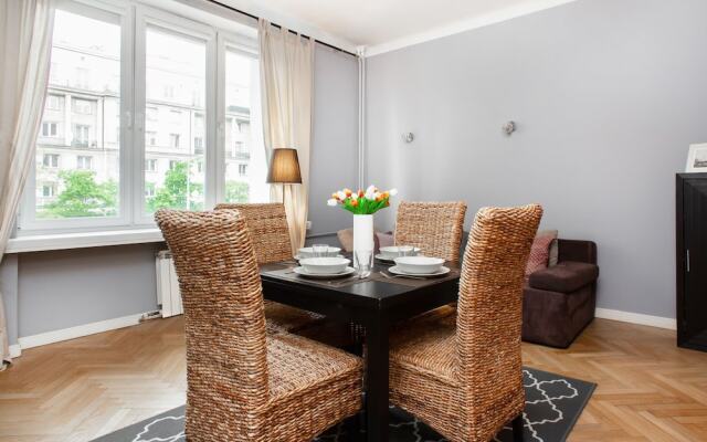 Al. Jerozolimskie Apartment by Renters