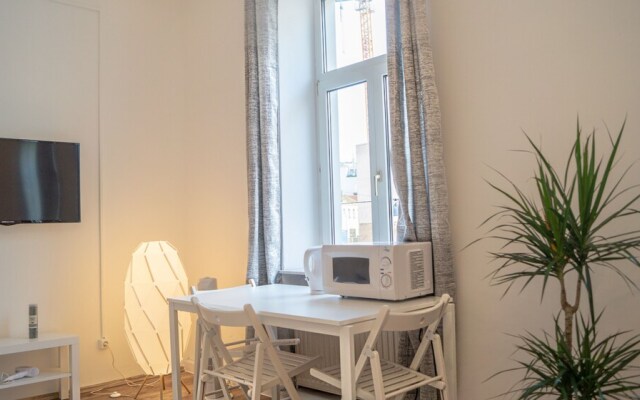 Shared Modern Apartment Schönbrunn - Budget Stylish Room