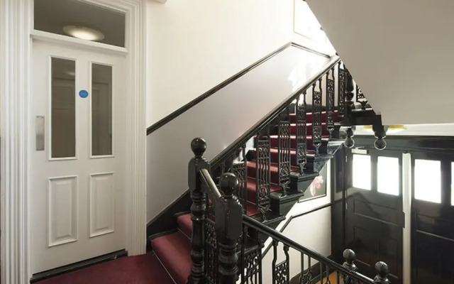 Two Bedroom Apartment in Hammersmith 201a, London