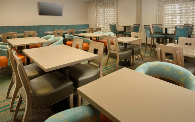 Holiday Inn Express & Suites DFW - Grapevine by IHG