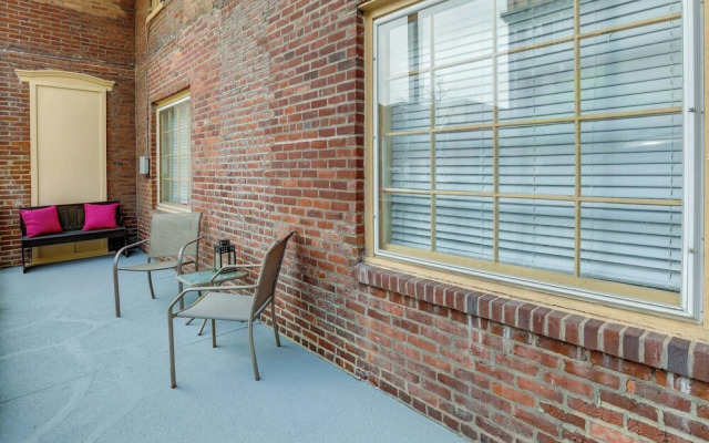 Walk to Restaurants & Shops: Apt in Pennsylvania!