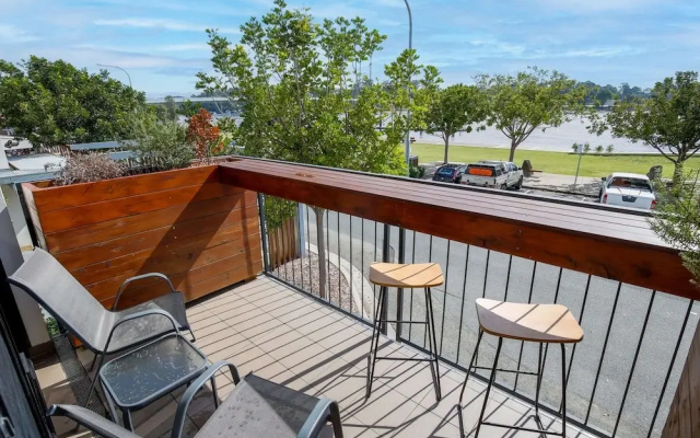 Comfy 2-bedroom Apartment With a Clyde River View
