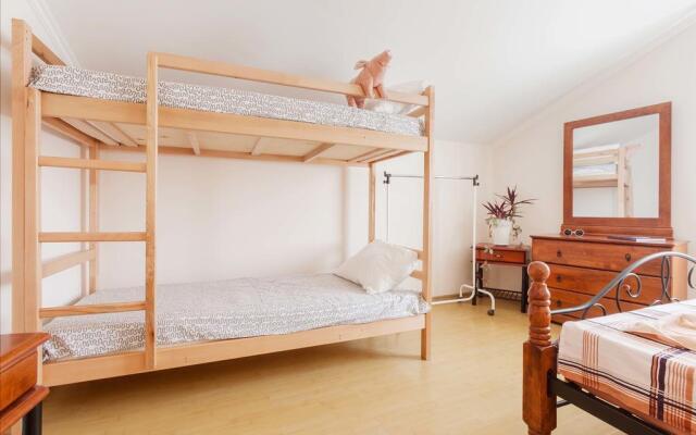 Like Hostel