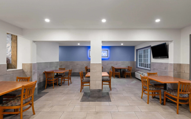 Travelodge Inn & Suites by Wyndham Anaheim on Disneyland Dr