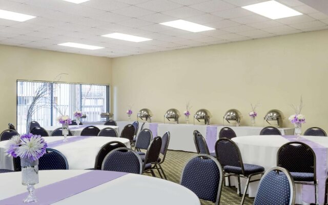 Days Inn & Suites by Wyndham Clermont
