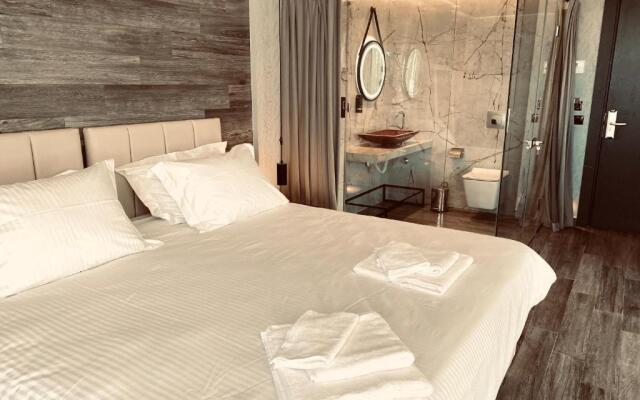 Deluxe Room 01