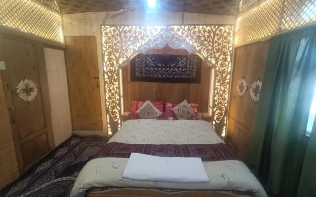 Houseboat Shamus Maqbool