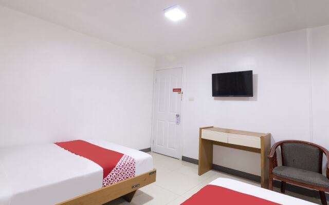 Lucky Hotel by OYO Rooms