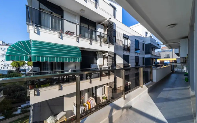 Central Flat With Balcony Near Sea in Muratpasa